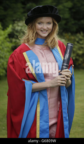 Lily Cole erhält einen Ehrendoktortitel von der Caledonian University während einer Fotozelle im Clyde Auditorium in Glasgow, Schottland. Stockfoto