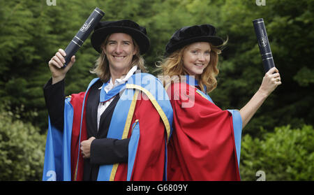 Lily Cole (rechts) und Olympian Katherine Grainger (links) erhalten Ehrendoktortitel von der Caledonian University während einer Fotozelle im Clyde Auditorium in Glasgow, Schottland. Stockfoto