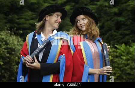 Lily Cole (rechts) und Olympian Katherine Grainger (links) erhalten Ehrendoktortitel von der Caledonian University während einer Fotozelle im Clyde Auditorium in Glasgow, Schottland. Stockfoto