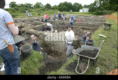 Studenten graben auf dem Gelände des Binchester Roman Fort, in der Nähe von Bishop Auckland in der Grafschaft Durham, wo ein 1,800 Jahre alter geschnitzter Steinkopf eines möglichen römischen geordie-gottes in einer alten Müllkippe begraben entdeckt wurde. Stockfoto