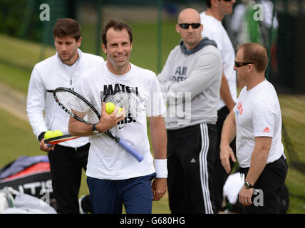 Tennis - Wimbledon Championships 2013 - Tag neun - All England Lawn Tennis und Croquet Club. Greg Rusedski (Mitte), während er mit dem britischen Andy Murray auf den Übungsfeldern trainiert Stockfoto