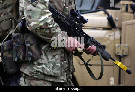 Ein SA 80 Sturmgewehr in den Fingringhoe Ranges in Colchester, Essex, wie heute bekannt gegeben wurde, dass Reservisten der Armee militärische Renten und Gesundheitsleistungen erhalten sollen, als Teil eines Regierungsangriffs, die Zahl zu erhöhen und die regulären Streitkräfte zu stärken. Stockfoto