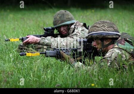 (Von links nach rechts) die Reservisten Alex Mote aus Pinner, Middlesex und Nick Winter aus Redhill, Surrey, beide Mitglieder von 4 para Reserves, die an einer Hausräumungsübung in den Fingringhoe Ranges in Colchester teilgenommen haben, Essex, wie es heute angekündigt wurde, dass die Reservisten der Armee militärische Renten und Leistungen im Gesundheitswesen erhalten sollen, als Teil eines Regierungsanreises, die Zahl zu erhöhen und die regulären Streitkräfte zu stärken. Stockfoto