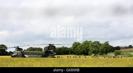 Mitglieder von 4 para Reserves, die sich während einer Medi-Vac-Übung in den Fingringhoe Ranges in Colchester, Essex, bei einem Chinook Hubschrauber einreihen. Stockfoto