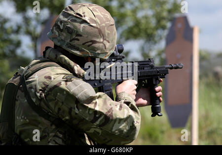 Reservisten aus den Royal Marine Reserves arbeiten mit SA 80 Sturmgewehren auf dem Schießstand bei Fingringhoe Ranges in Colchester, Essex. Stockfoto