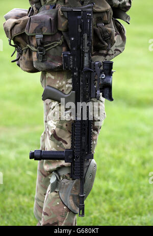 Reservisten aus den Royal Marine Reserves arbeiten mit SA 80 Sturmgewehren auf dem Schießstand bei Fingringhoe Ranges in Colchester, Essex. Stockfoto