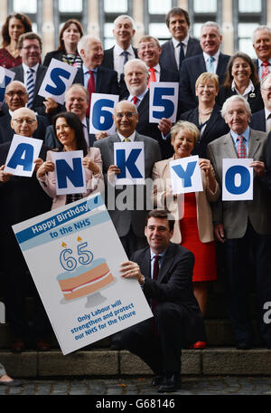 Der Schatten-Gesundheitssekretär Andy Burnham mit anderen Labour-Abgeordneten im Londoner Unterhaus anlässlich des 65. Jahrestages des nationalen Gesundheitsdienstes. Stockfoto