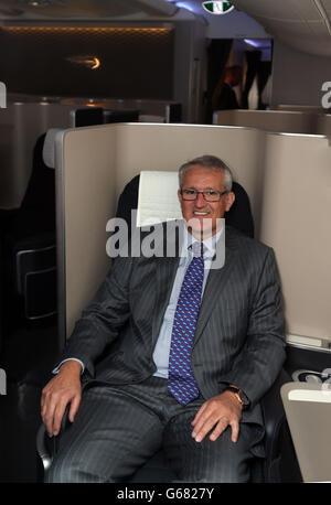 Frank van der Post, Managing Director von British Airways für Marken und Kundenerfahrung, kommt an einem erstklassigen Sitz des neuen Airbus A380 von British Airways am Flughafen Heathrow an. Stockfoto