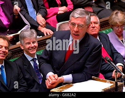 Außenminister Jack Straw eröffnet die Debatte über den Krieg mit dem Irak, als (l-r) Premierminister Tony Blair, der Außenminister Mike O'Brien und Peter Hain und die Ministerin für Außenhandel und Industrie Patricia Hewitt im Unterhaus in London darüber sprechen. Stockfoto