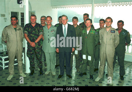 Tom King Staatssekretär für Verteidigung, mit einigen der Besatzungen, von den Jaguar und Nimrod Geschwader, die in Oman ansässig sind. Stockfoto
