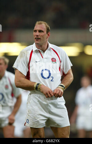 Englands Lawrence Dallaglio in Aktion während des englischen Sieges 26-9 über Wales in ihrem RBS 6 Nations-Spiel im Millennium Stadium. 01/10/03: Lawrence Dallaglio, der auf Englands triumpflicher Sommertour nach Neuseeland und Australien besteht, wird während der WM nichts zählen. Die Männer von Clive Woodward besiegten im Juni die drei-Nationen-Schwergewichte, registrierten Englands ersten Sieg über die All Blacks seit 30 Jahren und verkosten zum ersten Mal den Erfolg gegen die Wallabies auf ihrem eigenen Rasen. Diese Ergebnisse haben dazu beigetragen, dass England an der Spitze der Weltrangliste stand und scheinen eine ideale Vorbereitung zu sein Stockfoto