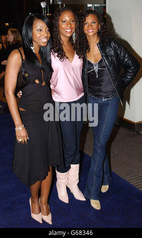 MIS-Teeq kommt zur britischen Gala-Premiere von „Maid in Manhattan“ auf dem Odeon Leicester Square in London. * die romantische Komödie mit Jennifer Lopez und Ralph Fiennes erzählt die Geschichte einer kämpfenden Hotelhaushälterin (Lopez), die auf einen aufstrebenden Politiker (Fiennes) fällt, der irrtümlich annimmt, dass sie ein sozialistiger Gast im Hotel ist. Stockfoto