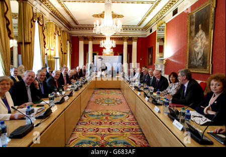 Mitglieder der irischen Regierung und des Kabinetts (links) und der nordirischen Exekutive zu Beginn der heutigen Ministerratssitzung im Norden des Südens in Dublin Castle, Dublin. Stockfoto