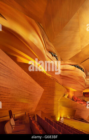 Main Hall, mit gebeiztem Sperrholz Verkleidung und Gips-Welle-Wänden. DR Koncerthuset, Kopenhagen, Dänemark. Architekt: Ateliers Jean Stockfoto