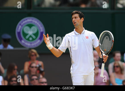 Der serbische Novak Djokovic reagiert in seinem Spiel gegen den Argentinier Juan Martin Del Potro während des elften Tages der Wimbledon-Meisterschaften beim All England Lawn Tennis and Croquet Club in Wimbledon. Stockfoto