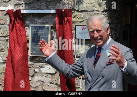 Der Prinz von Wales enthüllt eine Gedenktafel für seinen Besuch im Prince of Wales Inn, Bridgend. Stockfoto