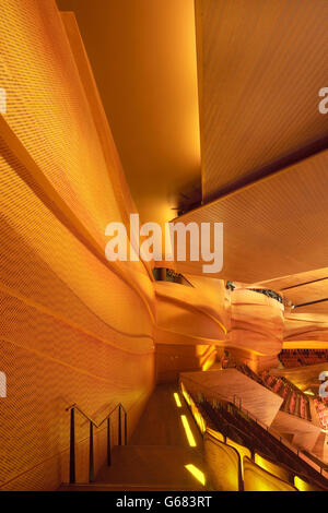 Main Hall, mit gebeiztem Sperrholz Verkleidung und Gips-Welle-Wänden. DR Koncerthuset, Kopenhagen, Dänemark. Architekt: Ateliers Jean Stockfoto