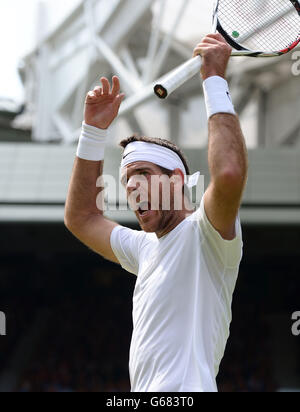 Der Argentinier Juan Martin Del Potro reagiert in seinem Spiel gegen den Serbier Novak Djokovic am 11. Tag der Wimbledon-Meisterschaften beim All England Lawn Tennis und Croquet Club in Wimbledon. Stockfoto