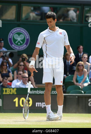 Der serbische Novak Djokovic reagiert in seinem Spiel gegen den Argentinier Juan Martin Del Potro während des elften Tages der Wimbledon-Meisterschaften beim All England Lawn Tennis and Croquet Club in Wimbledon. Stockfoto