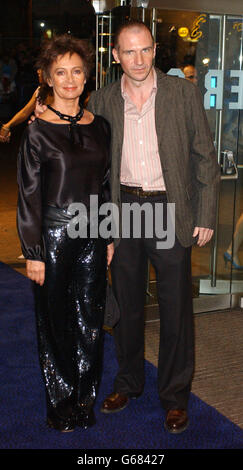 Der Schauspieler Ralph Fiennes und die Schauspielerin Misca Annis kommen zur britischen Gala-Celebrity-Premiere von „Maid in Manhattan“ am Odeon Leicester Square in London. * die romantische Komödie mit Jennifer Lopez und Ralph Fiennes erzählt die Geschichte einer kämpfenden Hotelhaushälterin (Lopez), die auf einen aufstrebenden Politiker (Fiennes) fällt, der irrtümlich annimmt, dass sie ein sozialistiger Gast im Hotel ist. Stockfoto