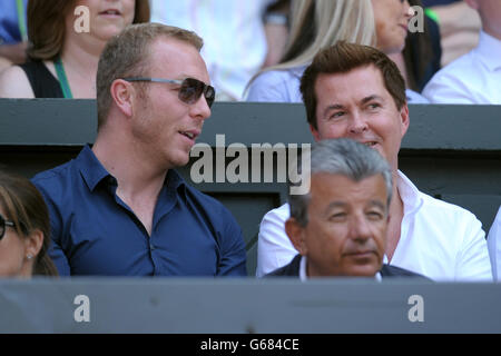 Tennis - Wimbledon Championships 2013 - Tag dreizehn - The All England Lawn Tennis and Croquet Club. Sir Chris Hoy und Simon Fuller (rechts) beobachten aus der königlichen Box Stockfoto