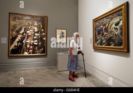 Eine Besucherin betrachtet „Ruby Loftus Screwing a Breech Ring“ von Dame Laura Knight während einer Presseinterview einer Ausstellung ihrer Arbeit in der National Portrait Gallery, London. Stockfoto