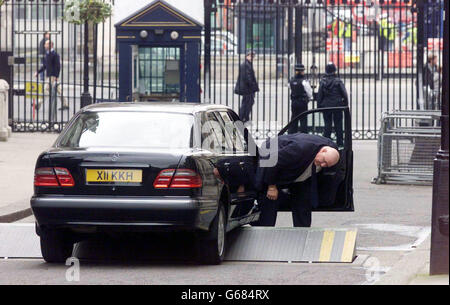 Ein Auto steckt an der Sicherheitsbarriere außerhalb der Downing Street fest, während eine Anti-Kriegs-Demo im nahe gelegenen Whitehall stattfindet. Stockfoto