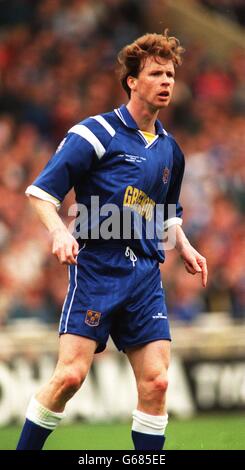 AUTOWINDSCREENS SHIELD FINAL - SHREWSBURY GEGEN ROTHERHAM. Peter Whiston - Shrewsbury Town Stockfoto