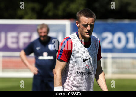 Englands Jamie Vardy (rechts) wird von Manager Roy Hodgson während einer Trainingseinheit im Stade de Bourgognes, Chantilly beobachtet. Stockfoto