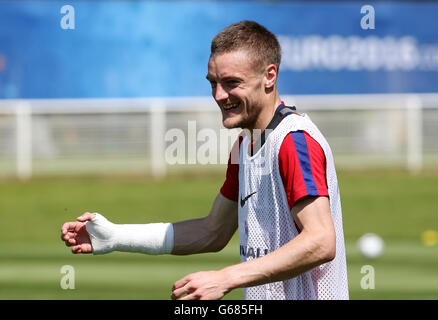 Englands Jamie Vardy ist alles Lächeln während einer Trainingseinheit im Stade de Bourgognes, Chantilly. Stockfoto