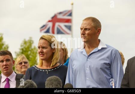 SAS-Scharfschütze, Sergeant Danny Nightingale und Frau Sally sprechen mit der Presse, als sie sein Kriegsgericht in Bulford, Wiltshire, verlassen, wo er wegen des Besitzes einer verbotenen Schusswaffe und des Besitzes von 338 Schuss Patronen verurteilt wurde. Stockfoto