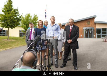 SAS Scharfschütze, Sergeant Danny Nightingale mit Frau Sally spricht zu den Medien, als sie sein Kriegsgericht in Bulford, Wiltshire verlassen, wo er wegen des Besitzes einer verbotenen Schusswaffe und des Besitzes von 338 Schuss Munition verurteilt wurde. Stockfoto