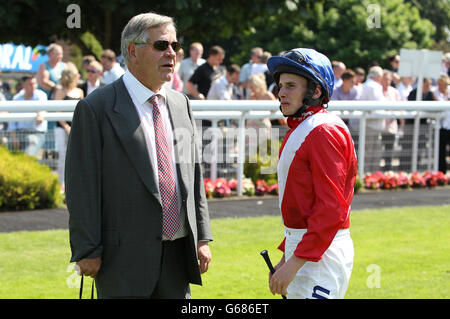 Trainer Sir Michael Stoute (links) chattet mit Jockey Ryan Moore Vor dem Coral distaff Stockfoto