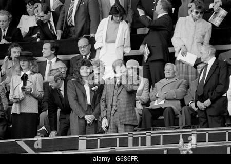 Popstar und Watford FC-Vorsitzende Elton John in einem emotionalen Moment während des Singens von „Abide With Me“ vor dem Start des FA Cup Finales 1984 in Wembley, London. Zusammen mit seiner Frau Renar Renata sah er, wie seine Seite bei ihrem ersten Wembley-Besuch 2-0 gegen Everton verlor. Stockfoto