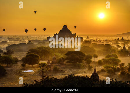 Malerischen Sonnenaufgang mit Heißluftballons über Bagan in Myanmar. Bagan ist eine alte Stadt mit Tausenden von historischen buddhistischen Tempel Stockfoto