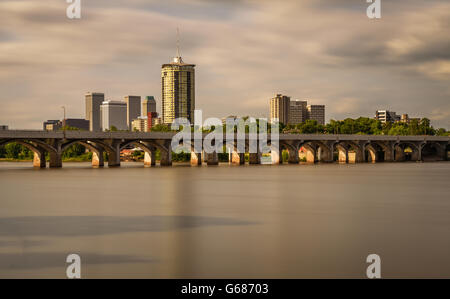 Sonnenuntergang Skyline von Tulsa, Oklahoma, Arkansas Fluss im Vordergrund. Langzeitbelichtung. Stockfoto