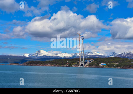 Säule der neuen Brücke in Narvik blauen Himmel mit schneebedeckten Bergen Hålogaland Brücke Hålogalandsbrua Stockfoto