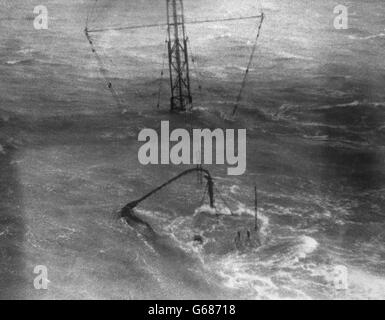 Das Schiff des Piratenmusiksenders Radio Caroline, nachdem sie in der Themse-Mündung auf hoher See versank. Die vierköpfige Besatzung wurde vom Schiff der Station, Mi Amigo, genommen, nachdem es sich von seinen permanenten Anlegeplätzen in der Nähe von Southend abbrach und auf eine Sandbank trieb. Stockfoto