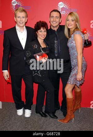 Von links nach rechts: Moderator Patrick Kielty, Vizemeister Ruby Wax, Gewinner will Mellor und Moderator Cat Deeley beim Finale der Comic Relief does Fame Academy im BBC TV Center in London im Rahmen des Red Nose Day. Stockfoto