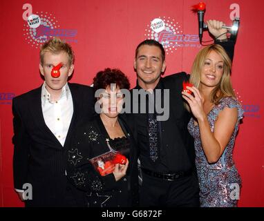 Von links nach rechts: Moderator Patrick Kielty, Vizemeister Ruby Wax, Gewinner will Mellor und Moderator Cat Deeley beim Finale der Comic Relief does Fame Academy im BBC TV Center in London im Rahmen des Red Nose Day. Stockfoto