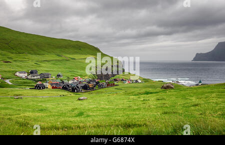 Malerischen Dorf Gjogv mit typisch bunten Häusern auf der Insel Eysturoy, Färöer, Dänemark Stockfoto