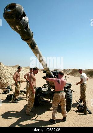 Britische Soldaten von 29 Commando Regiment Royal Artillery führen Wartungsarbeiten an ihrem 105mm leichten Gewehr in der Kuwait-Wüste nahe der irakischen Grenze. Als militärische Kräfte in den Golf rüst sich für den Krieg, *..US Präsident Bush wird am Sonntag mit den britischen und spanischen Premierministern in einer diplomatischen Sackgasse vor den Vereinten Nationen über die von den USA angeführten Pläne zur Entwaffnung des Irak zusammentreffen. Stockfoto