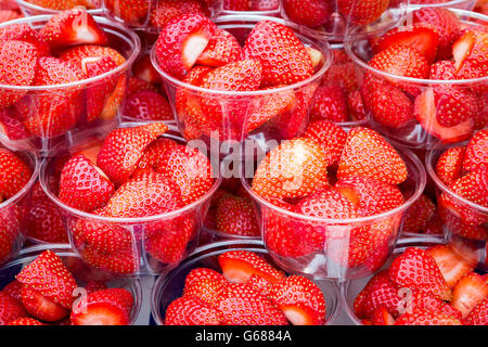 Wannen von Erdbeeren gestapelt hoch und zum Verkauf an The Royal Cheshire County Show 2016 Stockfoto