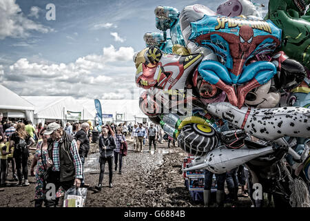 Grobkörnige Foto von Menschen zu Fuß entlang einer nassen Gang hinter einem Haufen Charakter Luftballons in Cheshire Show 2016 Stockfoto