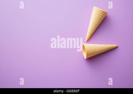 Süße Waffel Kegel auf violettem Hintergrund. Stockfoto