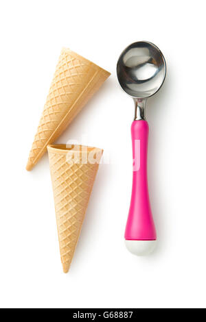 Wafer-Kegel und Eis-Schaufel isoliert auf weißem Hintergrund Stockfoto