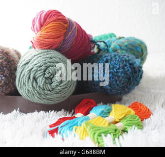Kugeln aus Wolle in gemütlichen Teppich - Detail Stockfoto