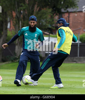 Englands Moeen Ali (links) und Adil Rashid spielen Fußball vor einer Sitzung Netze bei Edgbaston, Birmingham. Stockfoto