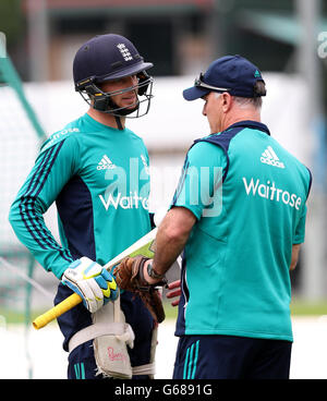 Englands Jos Buttler (links) und Assistent Trainer Graham Thorpe während einer Sitzung der Netze bei Edgbaston, Birmingham. Stockfoto