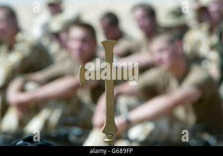 Britische Soldaten des 29 Commando Regiment Royal Artillery hören während eines Felddienstes in der kuwaitischen Wüste eine Predigt des Regimentsvormöners. * der Irak ging am Sonntag auf Kriegsbasis, nur wenige Stunden bevor US-Präsident George W. Bush einen Notgipfel mit den engen Verbündeten Großbritannien und Spanien abhalten sollte, der die Uhr für eine Invasion beginnen konnte. Stockfoto